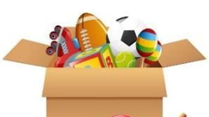 Eine Schachtel voller Spielzeuge, darunter ein Fußball, ein Teddybär und ein Marienkäfer-Spielzeug
