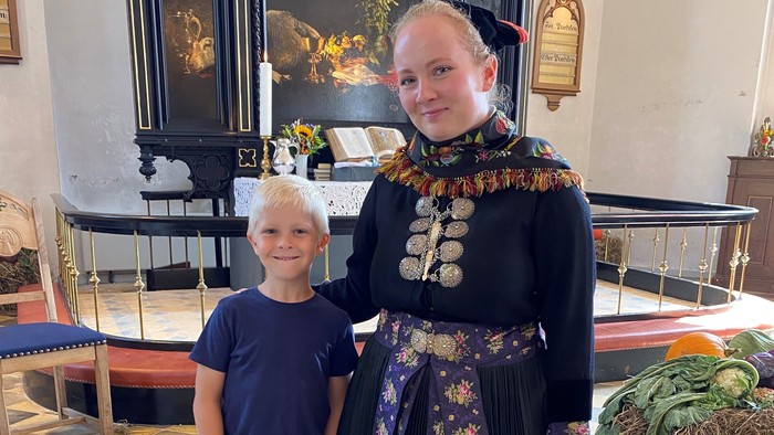 En mand og en dreng står i kirke.