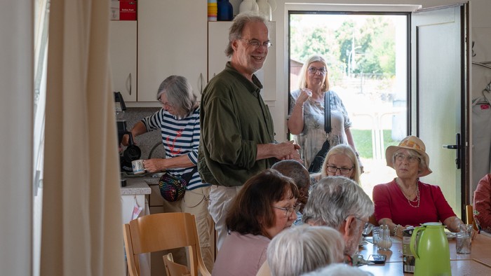 Dr. Martin Frank referiert über Tansania in der Hütte an der Dorfkirche