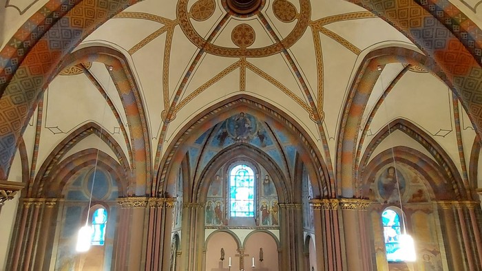 Blick in den Altarraum der Margaretenkirche von der Empore.