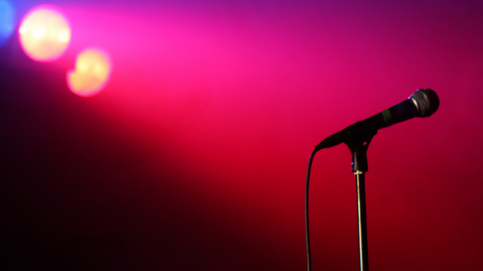 Mikrophon mit rot/lila Hintergrund