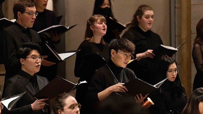 In schwarz gekleidet einige Sängerinnen und Sänger des Vokalensembles