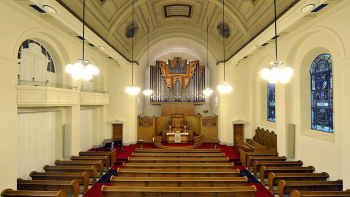 Dankeskirche in Benrath, Innenraum mit Orgel