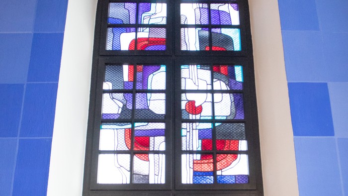 Buntes Kirchenfenster vor blauem Hintergrund