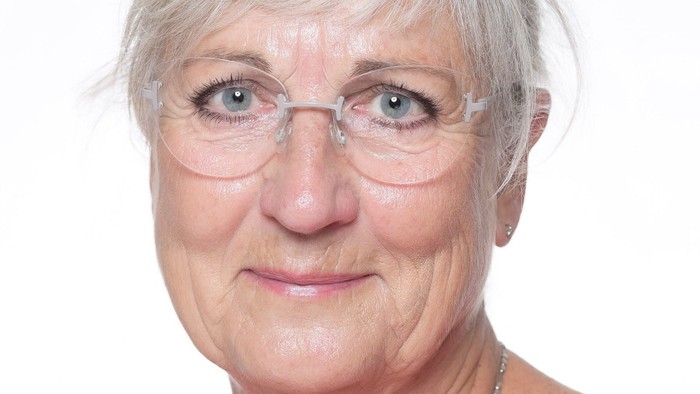 Et billede af foredragsholder Hanne Thimm i lyserød top