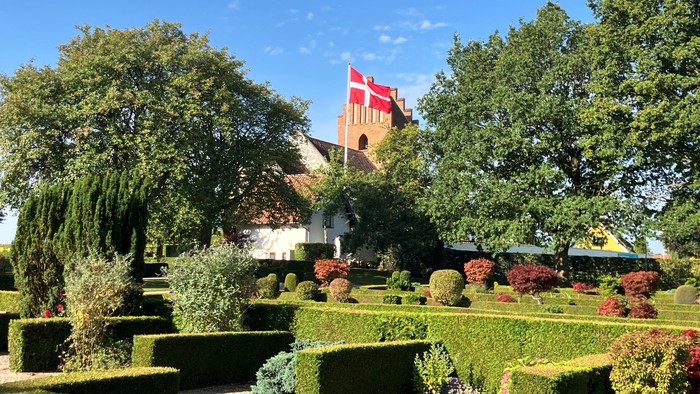 Kildebrønde Kirke set fra kirkegården en sommerdag
