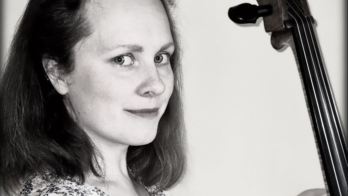En kvinde spiller cello.