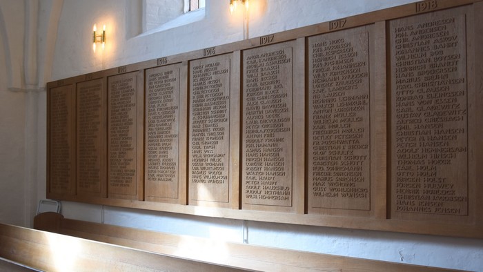 Mindemur med navne fra 1917 til 1918, sandsynligvis til ære for faldne soldater under krigen.