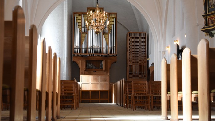 Indre del af kirke med orgel og kælderkør.