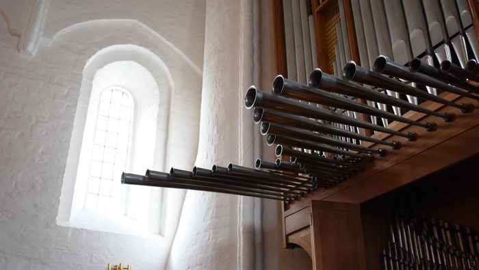 Orgelet i kirken med lyset fra vinduet