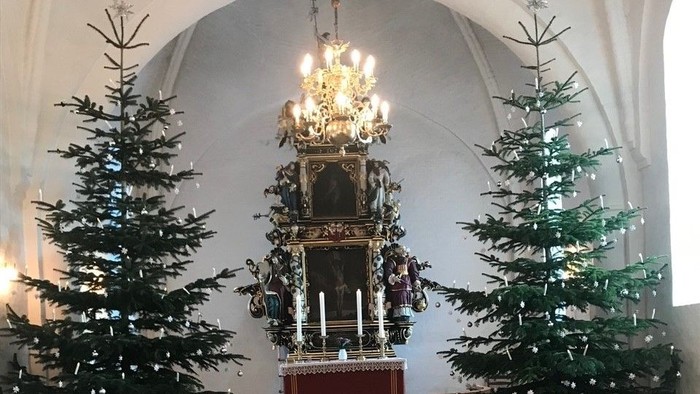 To altar i kirken med to juletænder på hver side