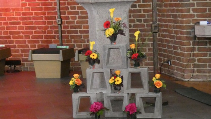 Bild des geschmückten Tabernakels in St. Barbara Könighardt