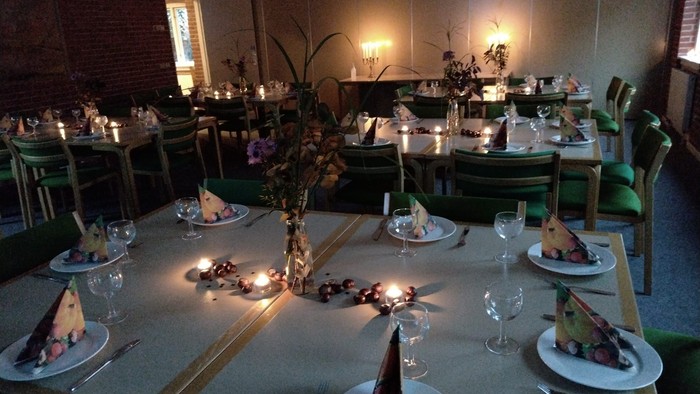 Restaurants indretning med bord og belysning