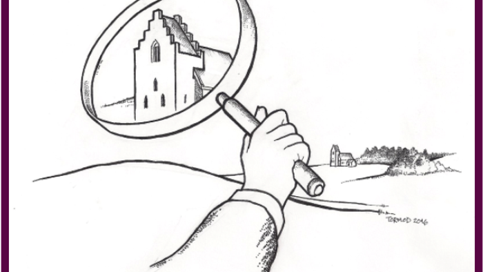 En hånd bruger et forstørrelsesglas til at undersøge en fjern slotlignende bygning nøje.