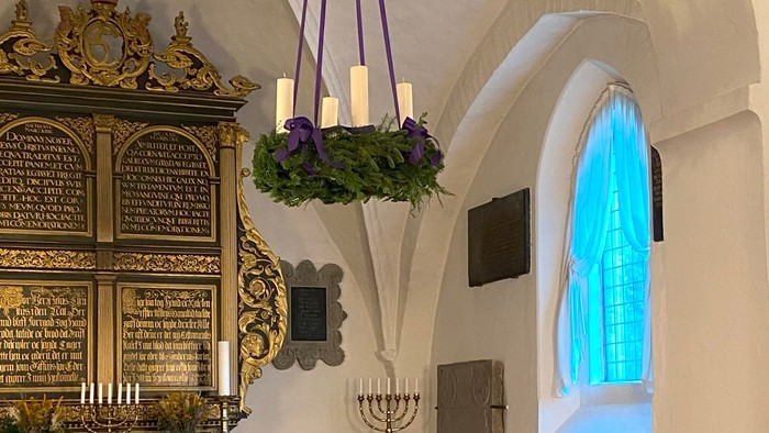 Adventskrans og altertavle i Brønshøj Kirke