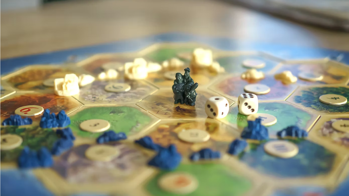 Brettspiel mit verschiedenen Figuren und Markern.