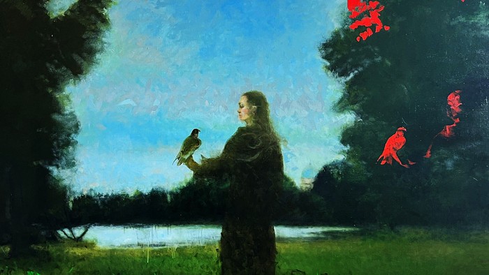 Eine einsame Gestalt hält einen Vogel am ruhigen Seeufer unter einem dramatischen Himmel.