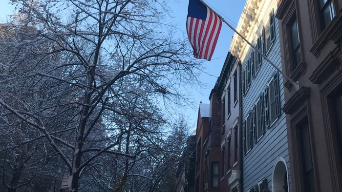 To flags på gaden ved solskin