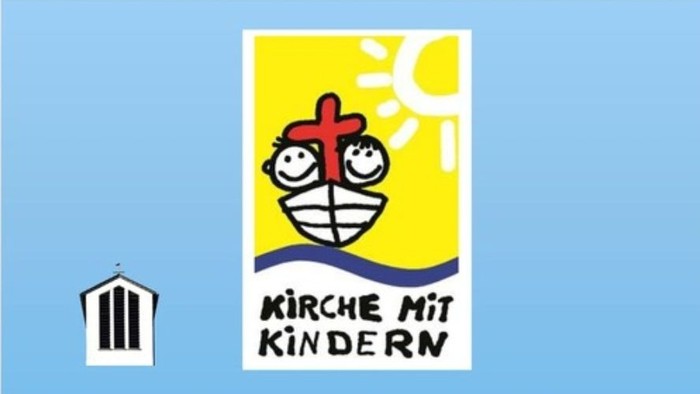 Das Bild zeigt ein fröhliches Cartoon-Gesicht mit einer Sonne und dem deutschen Text *„KIRCHE MIT KINDERN“*.