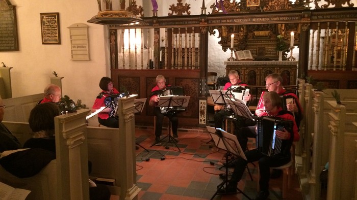 En gruppe musikanere spiller i en kirke.