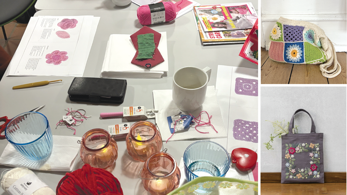Håndværksmaterialer og forsyninger arrangeret til fremstilling af dekorerede håndlavede genstande som tasker og lys.