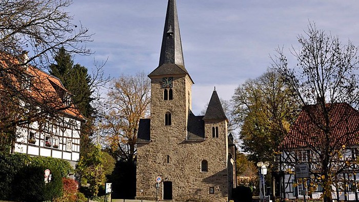 Das Bild zeigt die Dorfkirche in Wengern mit inmitten von Fachwerkhäusern.