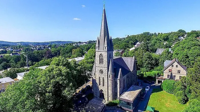 Luftaufnahme der Evangelischen Kirche in Bommern