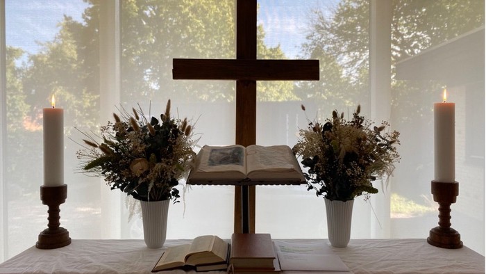 Alter med kors, blomster og lysstaker
