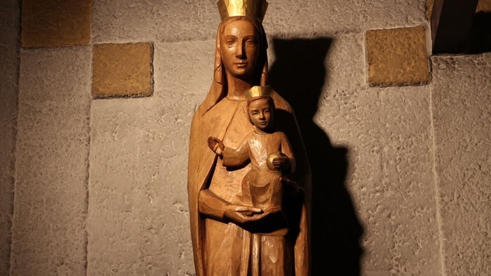 Holzskulptur einer Muttergottes mit Kind in einer Nische