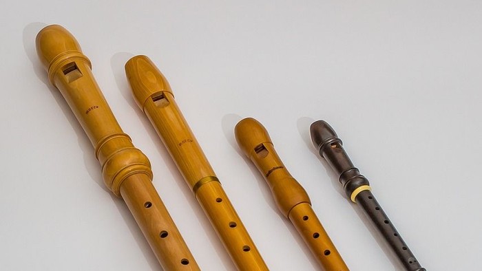 Vier Oboen verschiedener Größe und Farbe auf weißem Hintergrund