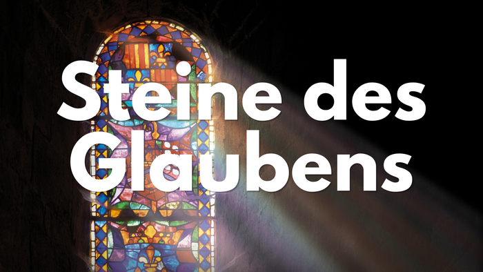 Buntglasfenster mit Sonnenlicht, das einen strahlenden Effekt erzeugt, begleitet von dem Schriftzug *„Steine des Glaubens“* in weißer Schrift.