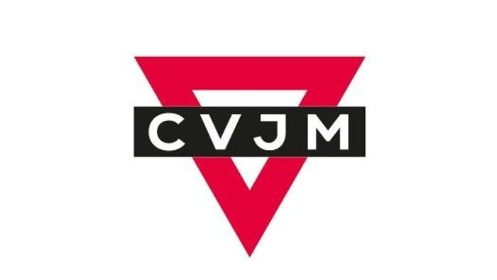 Ein kühnes rotes dreieckiges Logo mit schwarzen „CVJM“-Buchstaben darin.
