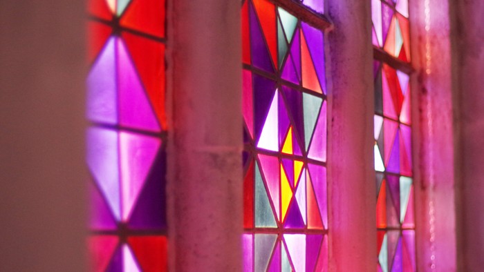 Bunte Glasfenster in Kirche bei Sonnenuntergang