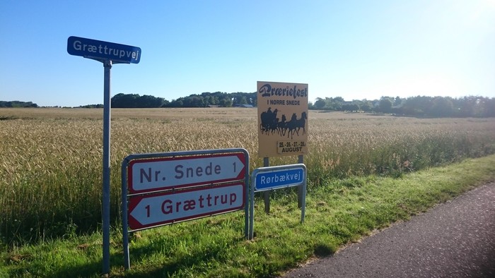 Skilt, der viser vej til Præriefesten i Nørre Snede på Præriepladsen i bunden af Skovbakken på venstre hånd.