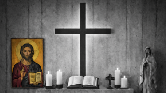 Zwei Personen meditieren oder beten in einer feierlichen Kapelle mit religiösen Ikonen und Kerzen.