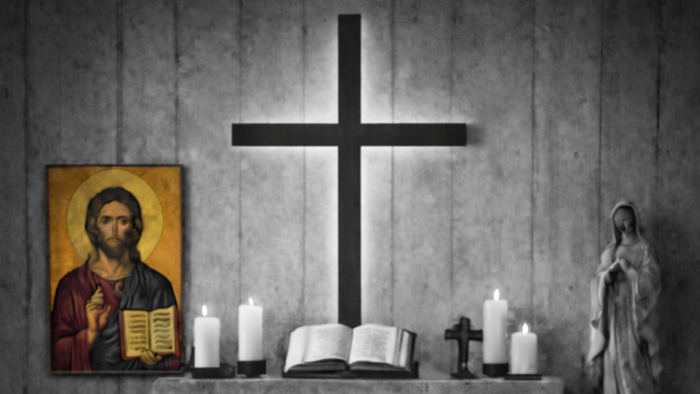 Zwei Personen meditieren oder beten in einer feierlichen Kapelle mit religiösen Ikonen und Kerzen.