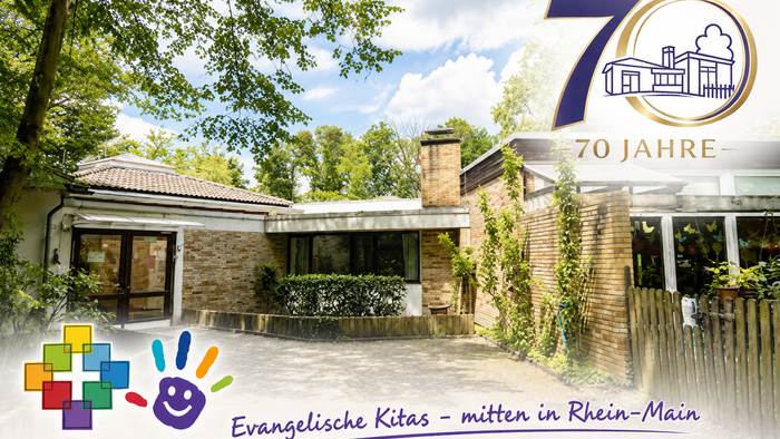 Klassischer Eingangsbereich einer Kita, umgeben von Bäumen. Oben rechts weist eine Jubiläumsgrafik auf 70 Jahre der Einrichtung hin, unten sind die Logos der Evangelischen Kitas – mitten in Rhein-Main zu sehen.