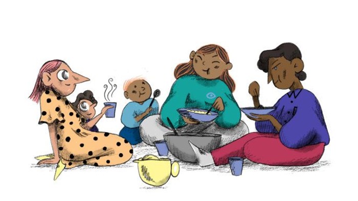 Venner, der nyder et afslappet måltid sammen udendørs med bærbare computere og snacks.