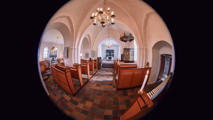 Indre del af en stor, luksuriøs sal med høje buer og fine belysninger