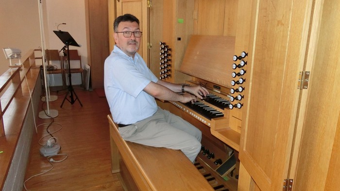 Christian Baumann sitzt an der Bischofsheimer Orgel.