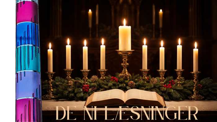 Julealter med tændte lys, en åben bibel, grønt og en refleksion af et farvet glasvindue.