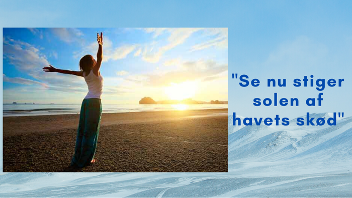 En kvinde står med udstrakt arme på stranden ved solopgang