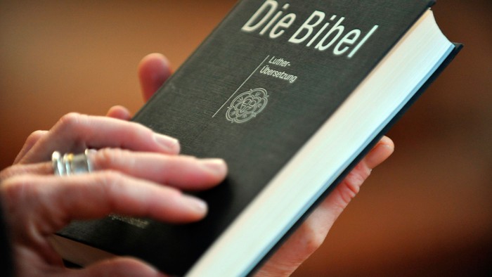 Hand hält die Bibel
