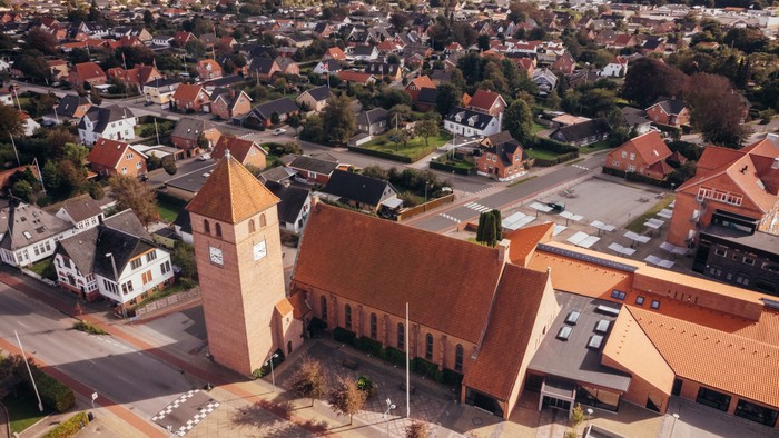 Byen med kirke og boligområder