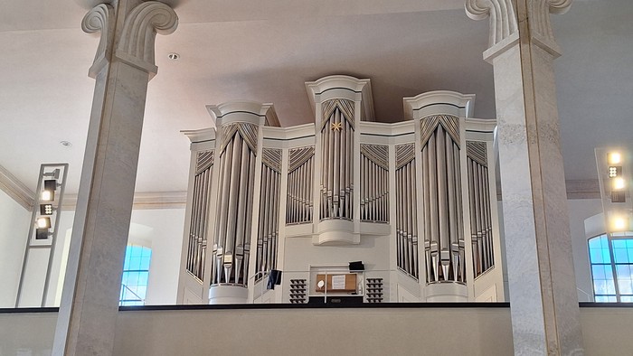 Frontalaufnahme der Orgel in der Luisenkirche, umrahmt von zwei Säulen. 