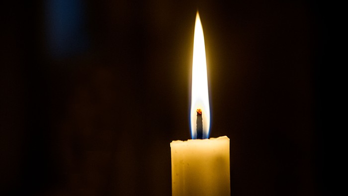 En lysende lyse ståler op fra en lyse lysestage.