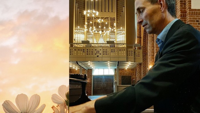 En rolig organist spiller i en kirke under en fredfyldt aftenandagt, indrammet af blomster og solnedgang.
