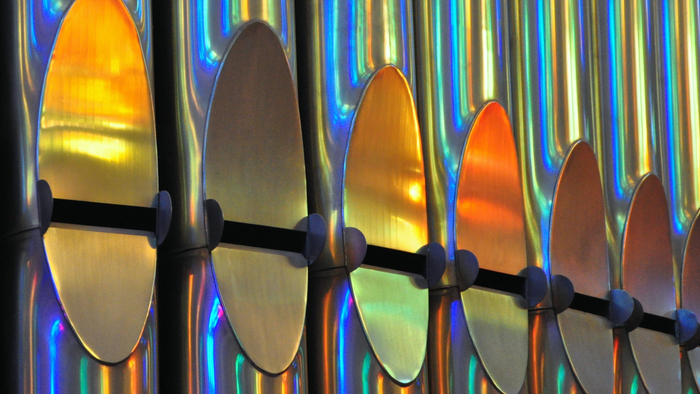 Bunte, reflektierende Metallflächen in Reihe angeordnet