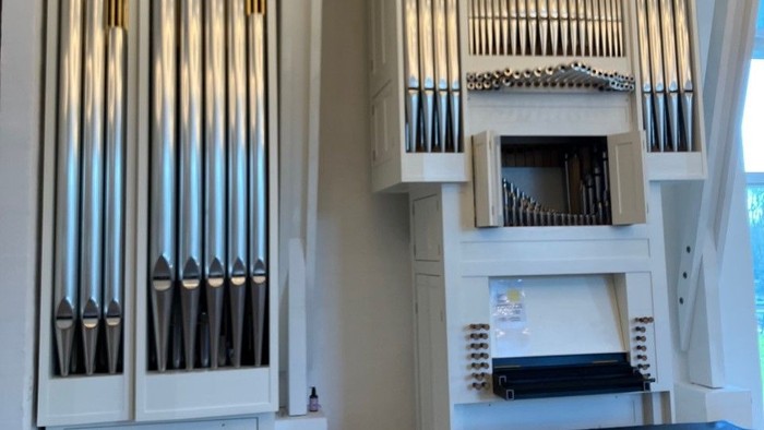 Stor hvid orgel i lys og rummelig rom