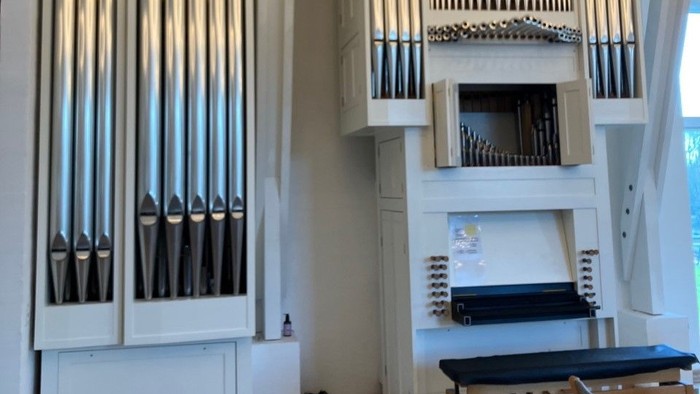 Stor hvid orgel i lys og rummelig rom